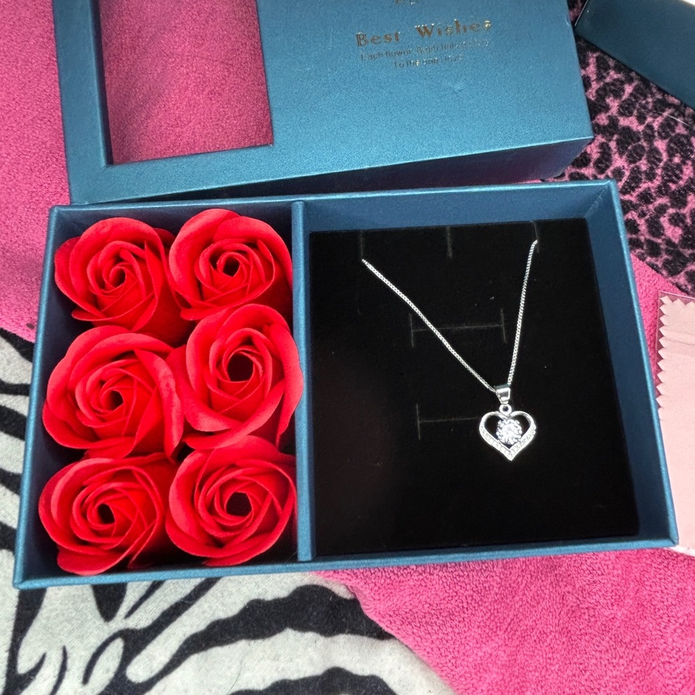 Heart moissanite necklace with rose display box, gift bag, and GRA certificate - Picture 4 of 5